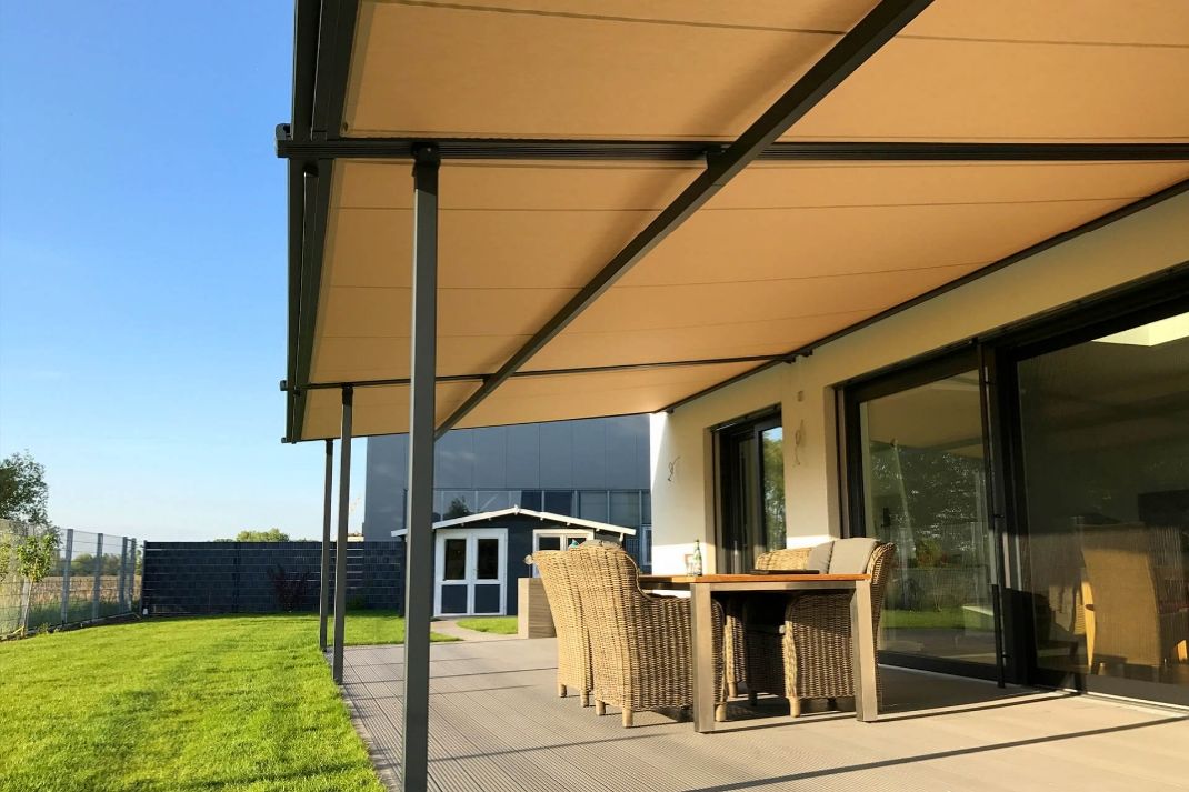 Terrasse mit beiger Markise vom Fachbetrieb Markisen Dittmar.