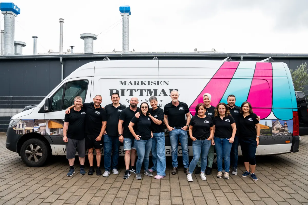 Das Team von Markisen Dittmar vor einer großen Markise.